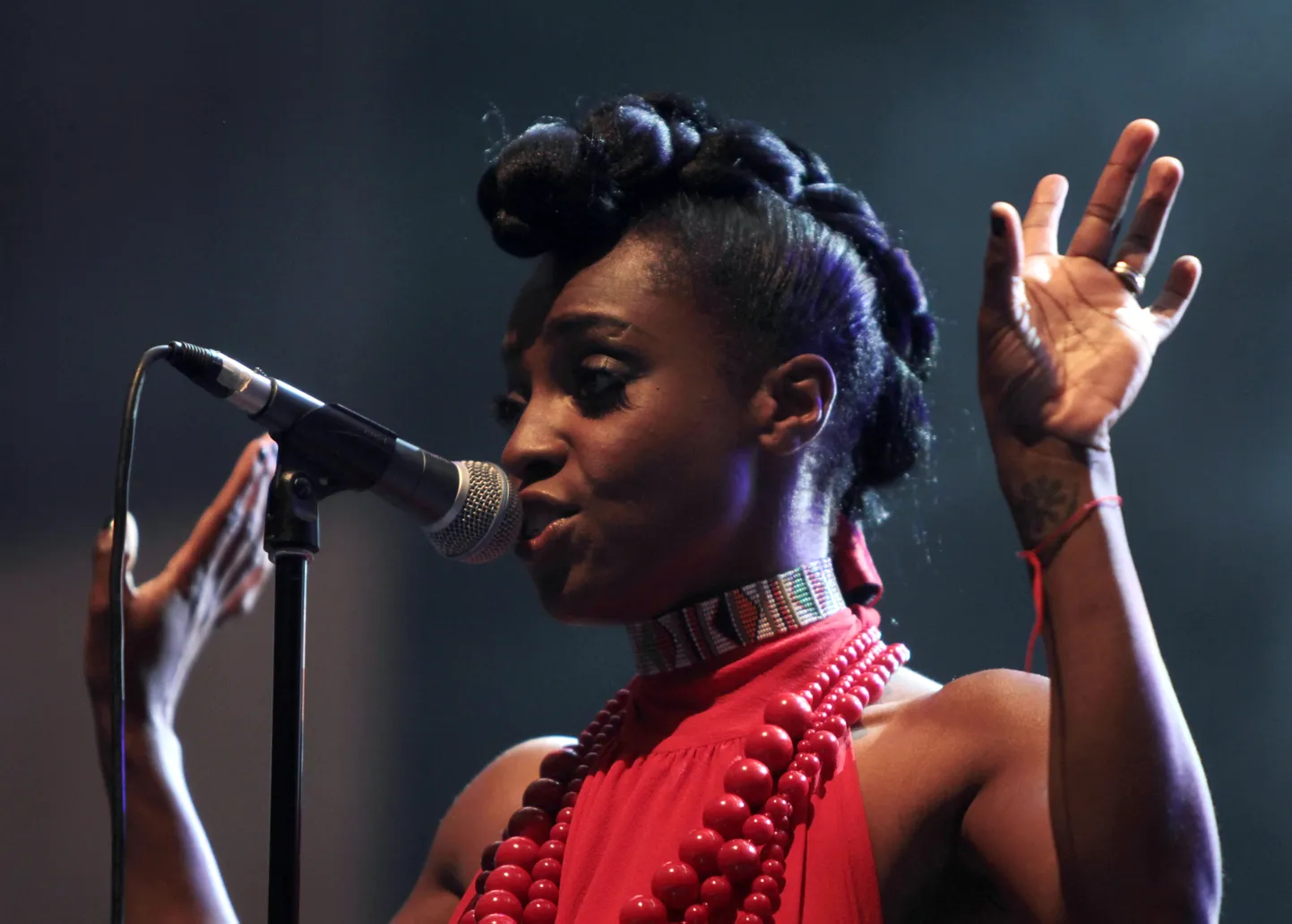 Grupas "Morcheeba" soliste Skaja Edvardsa uzstājas koncertā Santjago de Kompostellā, Spānijā, 2010. gadā.