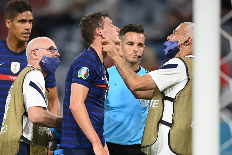 Prantsusmaa koondise arstid turgutasid Benjamin Pavard'i üles.