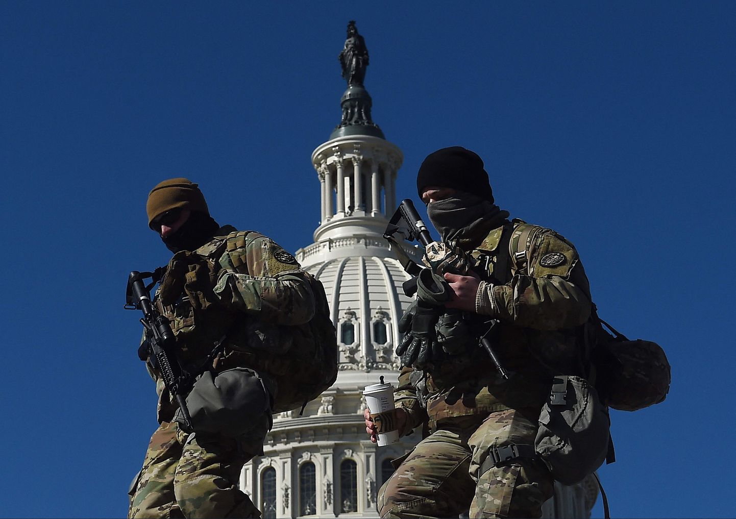 USA rahvuskaardi sõdurid Kapitooliumil patrullimas.