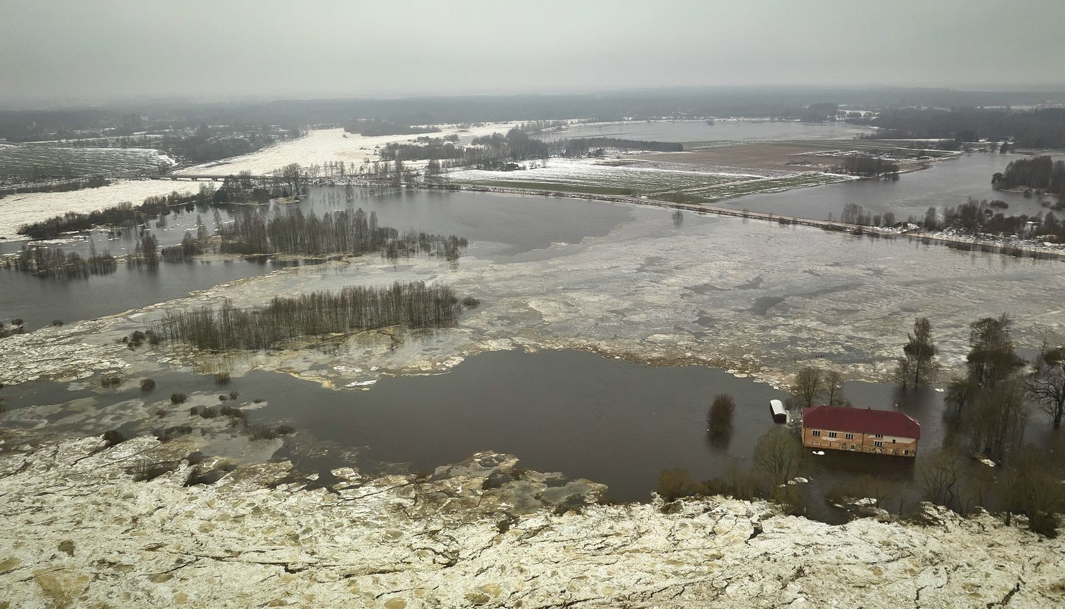 Plūdi Jēkabpilī, kur Daugavā ūdens līmenis sasniedzis kritisko robežu.