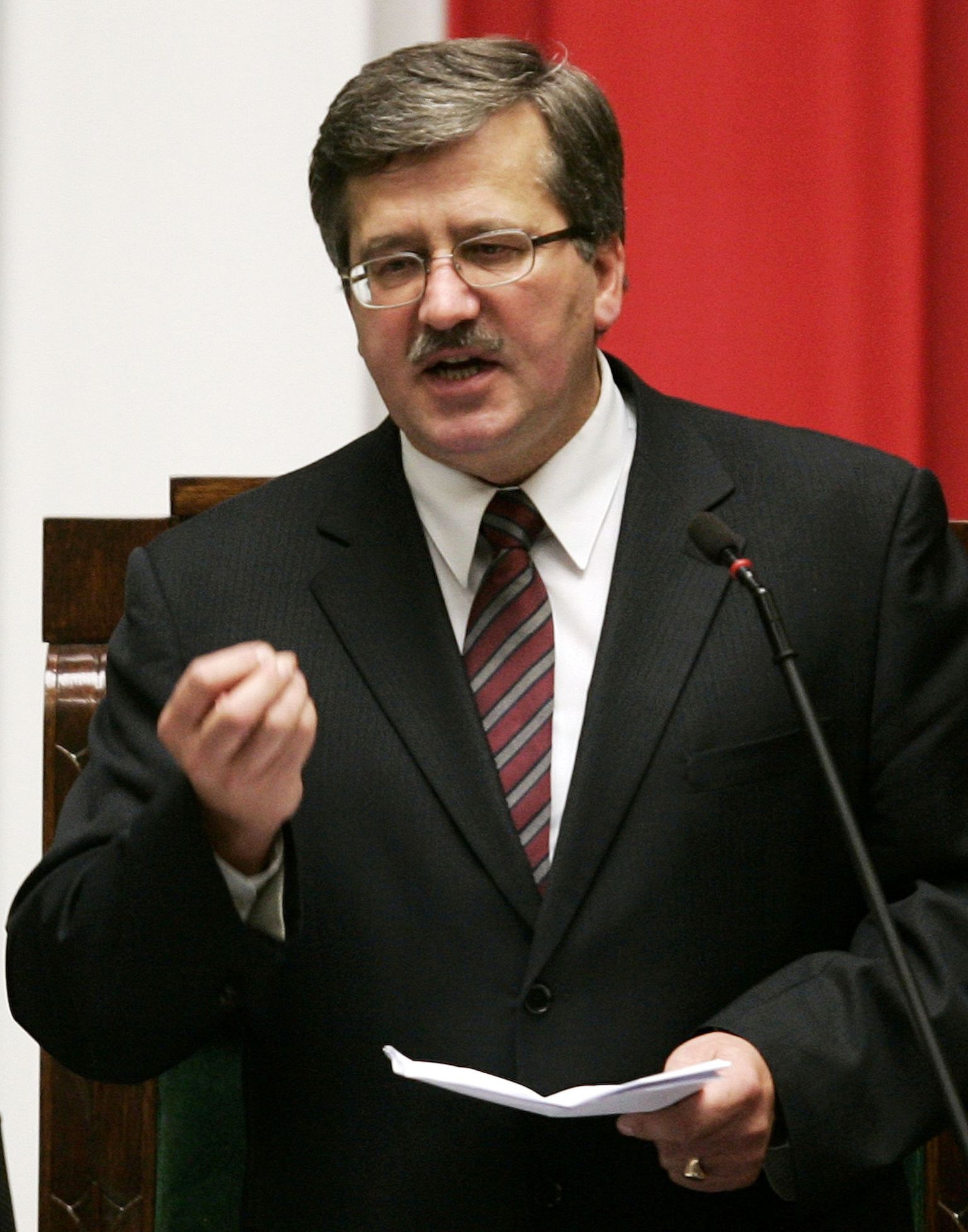 Poola seimi alamkoja spiiker Bronisław Komorowski hakkab kuni valimisteni täitma presidendi ülesandeid.
