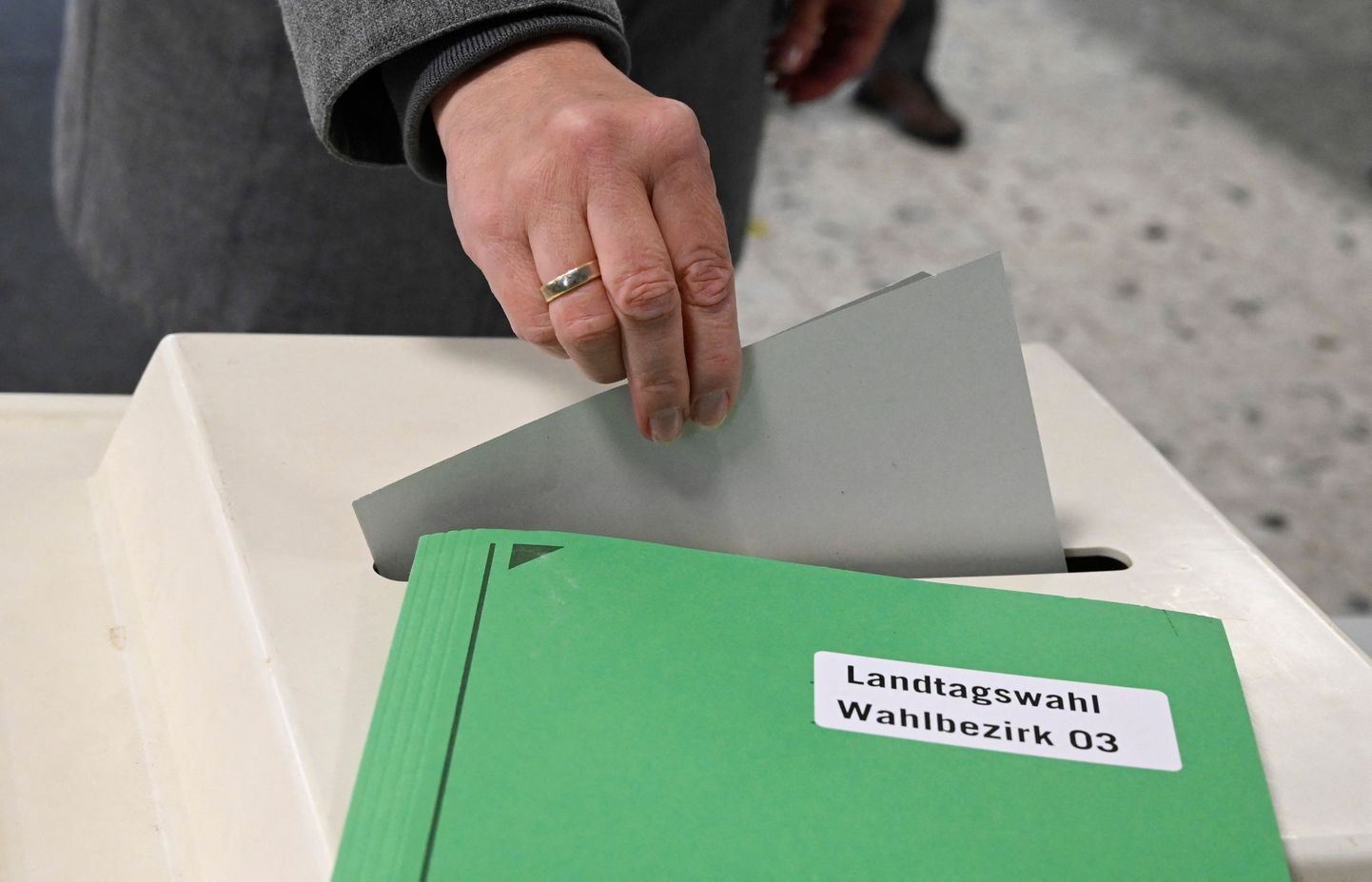 Valija Saksamaal hääletussedelit kasti libistamas.