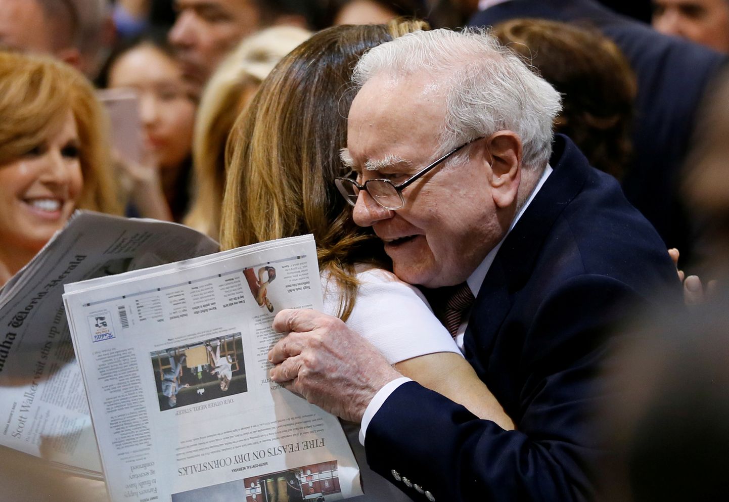 Warren Buffett endist modelli Kathy Irelandi kallistamas.