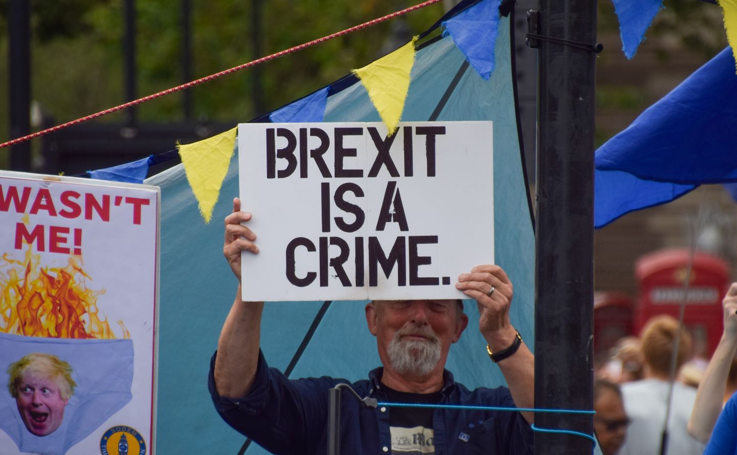 Brexiti vastaste brittide iganädalane meeleavaldus Londonis 21. juunil. "Brexit on kuritegu," seisab plakatil.