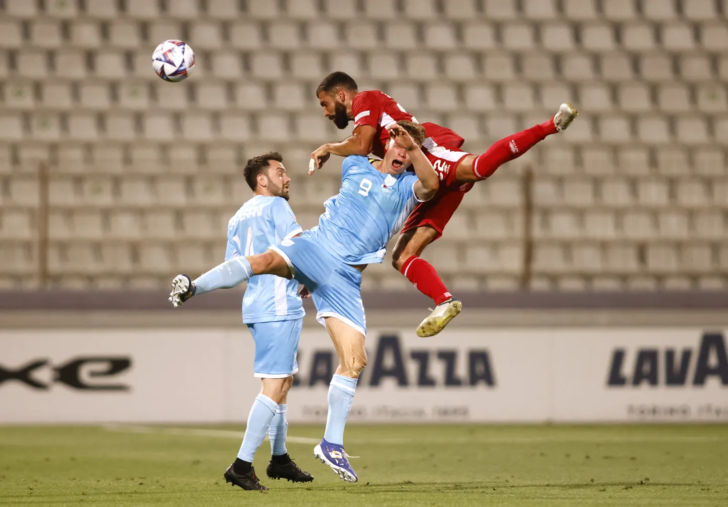 Zach Muscat (paremal) löömas Malta ainsat väravat San Marino vastu.