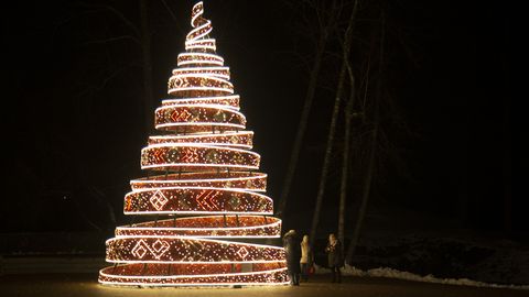 «Первый канал» усмотрел свастику в оформлении рождественской елки в Латвии