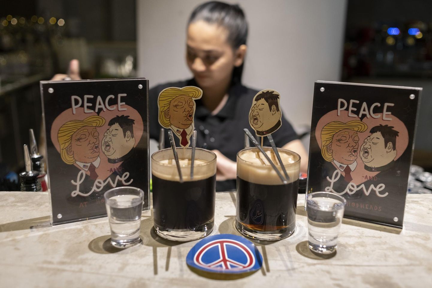 Singapuri õllebaaris pakutakse tippkohtumisele pühendatud kokteili Bromance, mis on Korea päritolu Asahi tumeda õlle, Ameerika päritolu dieetkoola, tekiila ja Koreas tuntud alkohoolse joogi soju segu.