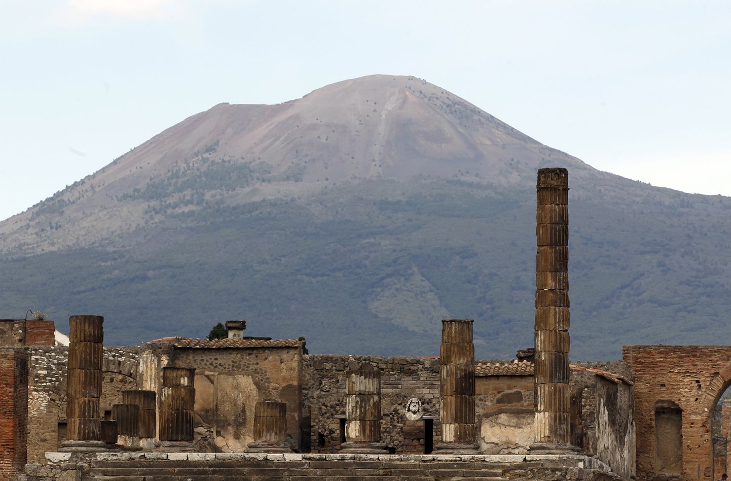Pompeju drupas ar Vezuvu fonā.