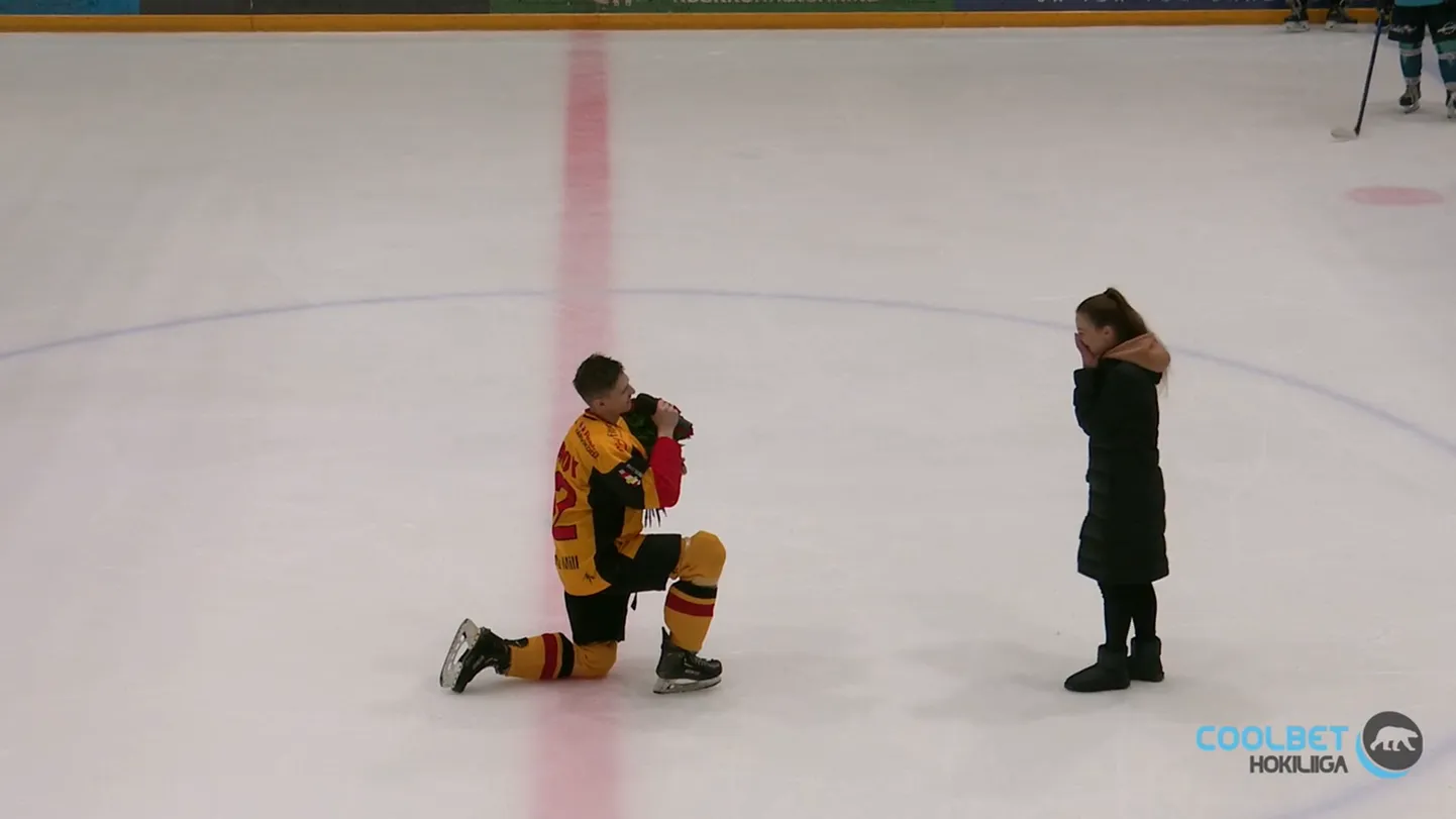 Tartu Välk 494 mängija abieluettepanek pühapäevase mängu järel. Tulemuseks jäi 7:5 võit HC Everesti üle ning «Jah!»-vastus.