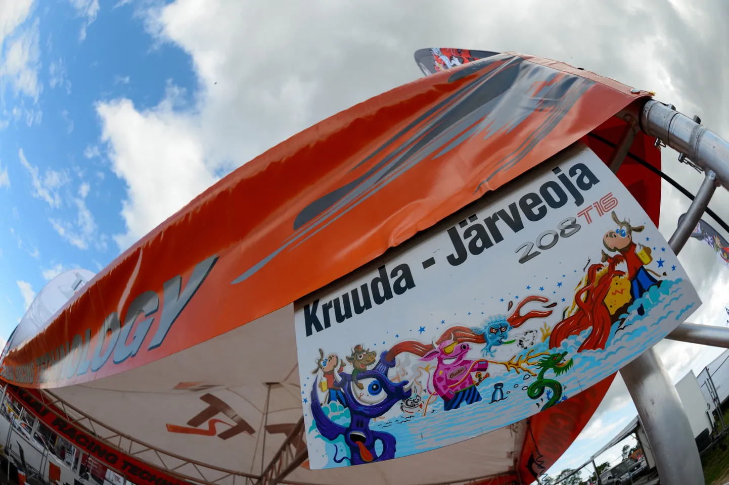 Sellel nädalal peetava Poola MM-rallil sõideti täna testikatse ja kolm kiiruskatset. Rallil teevad WRC2 arvestuses kaasa ka Ott Tänak, Martin Kangur ja Karl Kruuda. Drive DMACK Fiesta Trophy sarjas kihutab Sander Pärn.