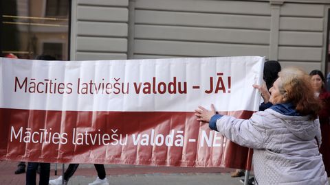 Pie Saeimas notiks pikets pret pāreju uz mācībām latviešu valodā