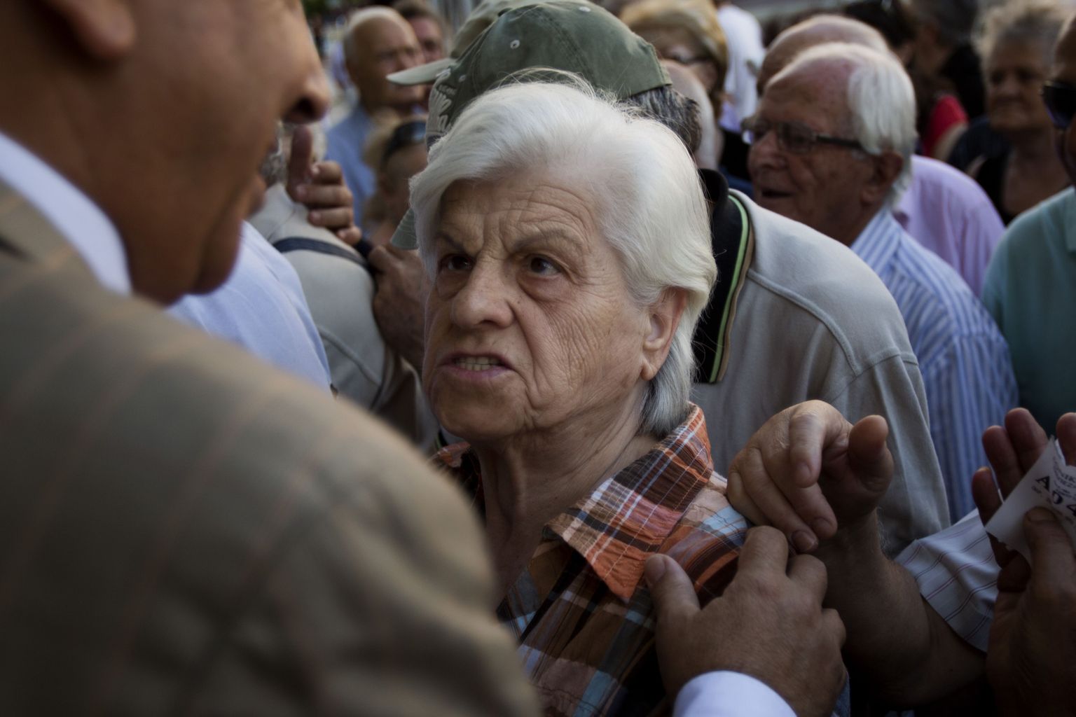 Kreeka pensionär panga ees sularaha nõudmas.