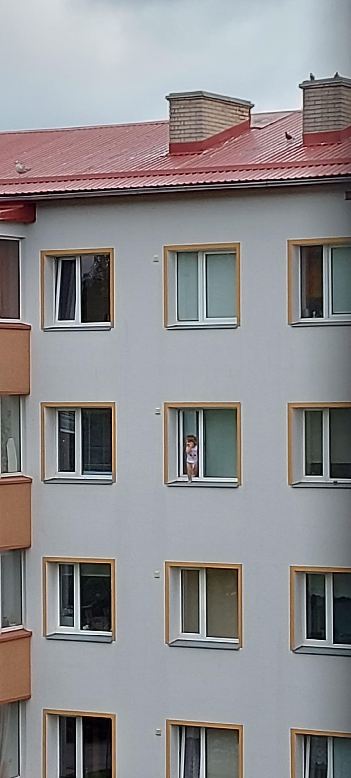 Маленький ребенок вышел на подоконник четвертого этажа жилого дома в Эстонии