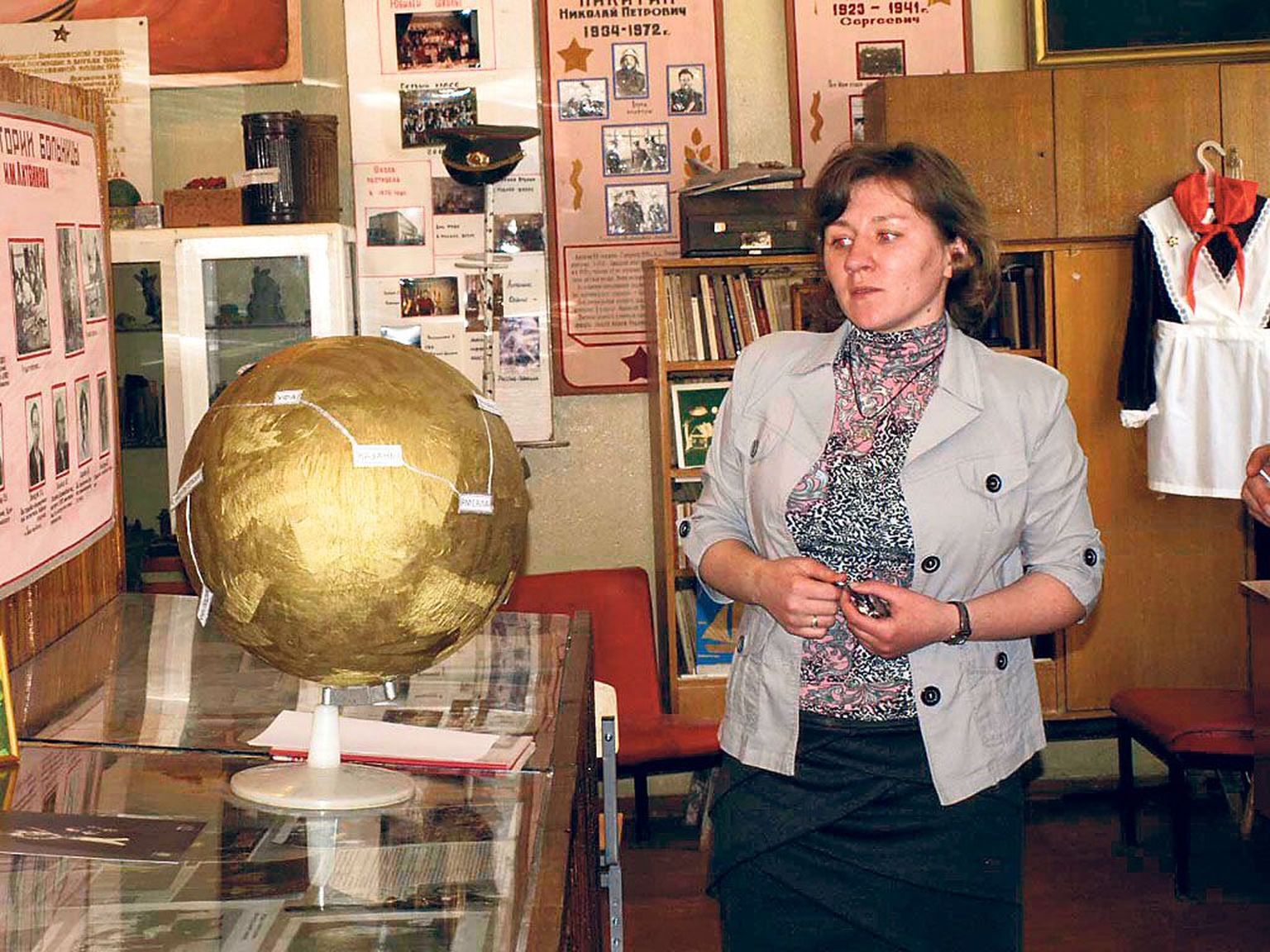 Ajalooõpetaja Natalja Grigorjeva Venemaal Tveri oblasti Kalinini rajooni Buraševo keskkoolis loodud Konstantin Pätsi muuseumis gloobuse juures, millele on märgitud Pätsi rännakute sihtkohad.