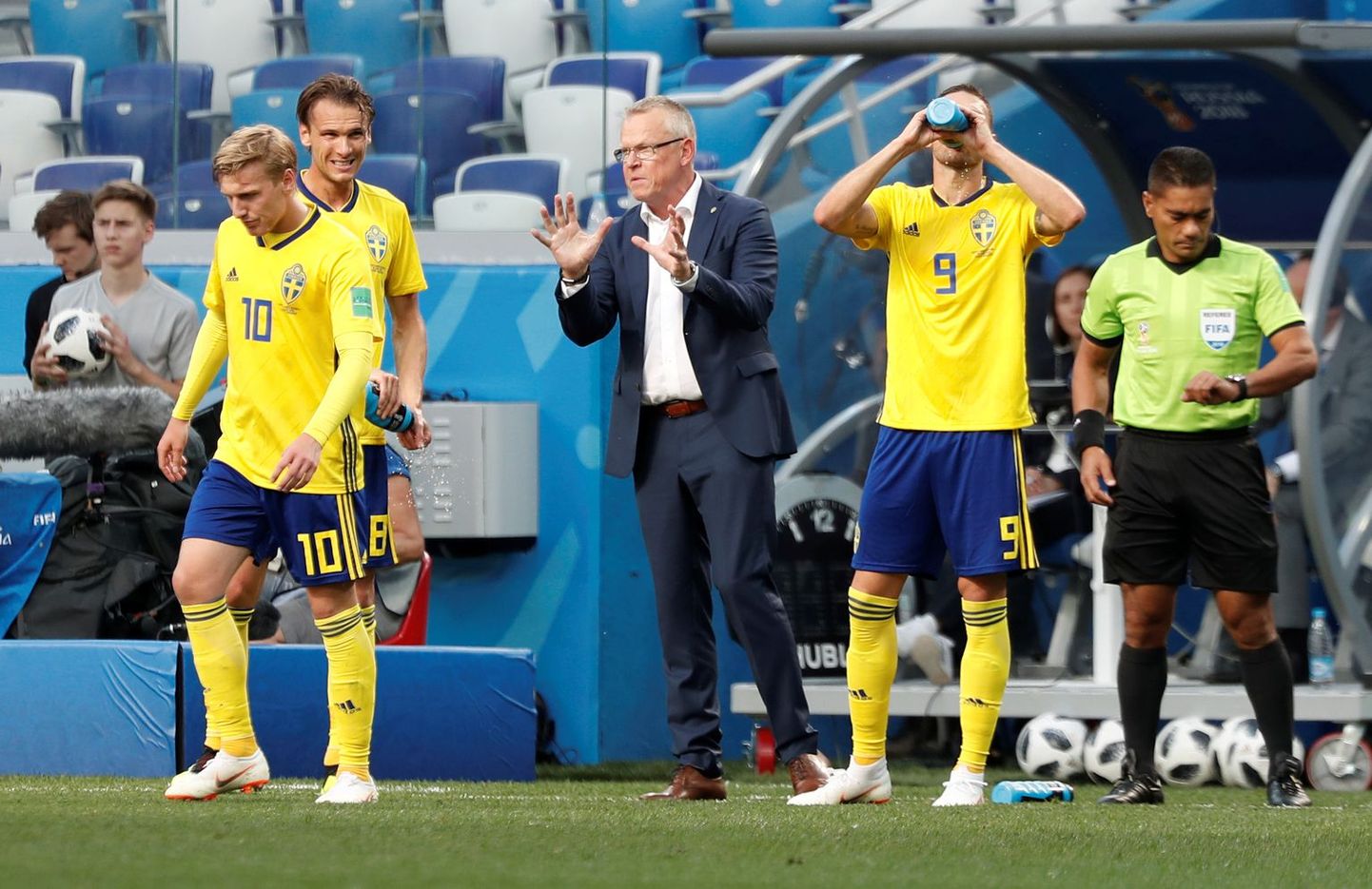 Футболисты сборной Швеции. В центре - главный тренер сборной Швеции Янне Андерссон.