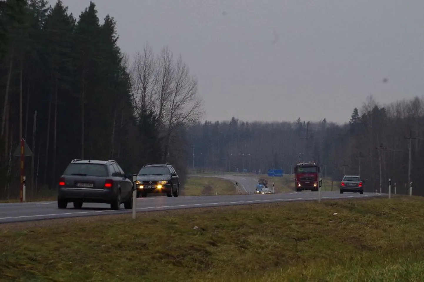 Lõuna-Eestis on maanteed paiguti libedad.