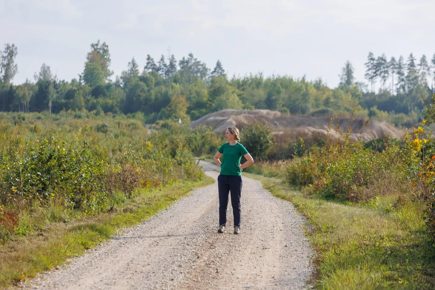 Uue kruusakarjääri avamise vastu olev Anu Masso seisab külateel, mille võimalik sulgemine kohalikele muret teeb. Miti II oleks lähipiirkonnas juba viies karjäär, varasemad kogemused on inimesed aga skeptiliseks muutnud.