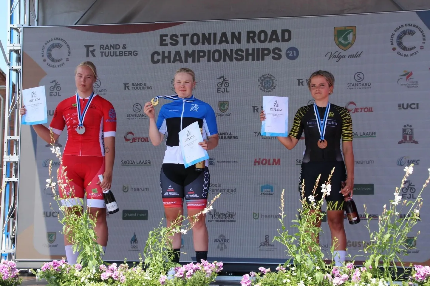 Naiste U-23 vanuseklassis oli Kristel Sandra Soonik (vasakul) teine nii grupisõidus kui ka eraldistardis. Grupisõidu hõbedat vastu võttes valdas teda pettumus. Esikoha sai Aidi Gerde Tuisk klubist Eneicat – RBH Global ja kolmas oli Merili Sirvel Rakvere klubist Siplased.