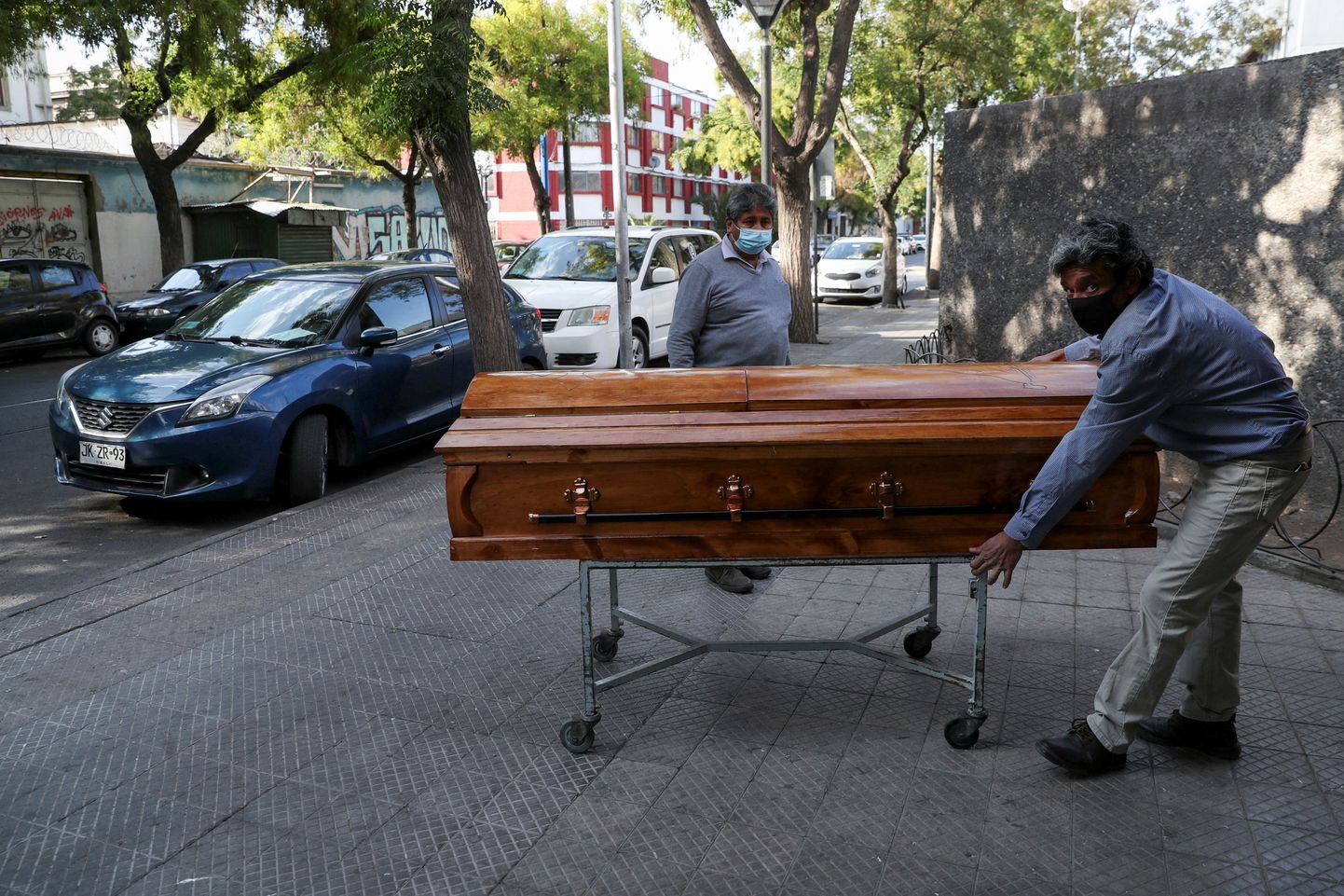Matusebüroo töötajad kirstuga haigla juures Santiagos eelmisel nädalal. Tšiilit on tabanud kogu pandeemia rängim nakatumislaine.