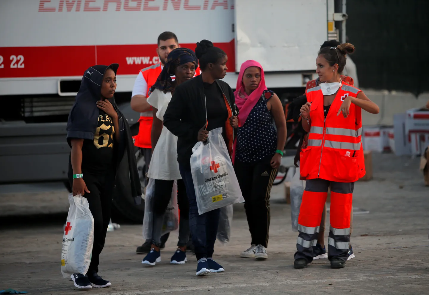 Punase Risti töötajad aitavamas eile Malaga sadamas Vahemerelt päästetud sisserändajaid.