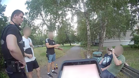 Pijan moški v Rigi razbil okno policijskega avtomobila