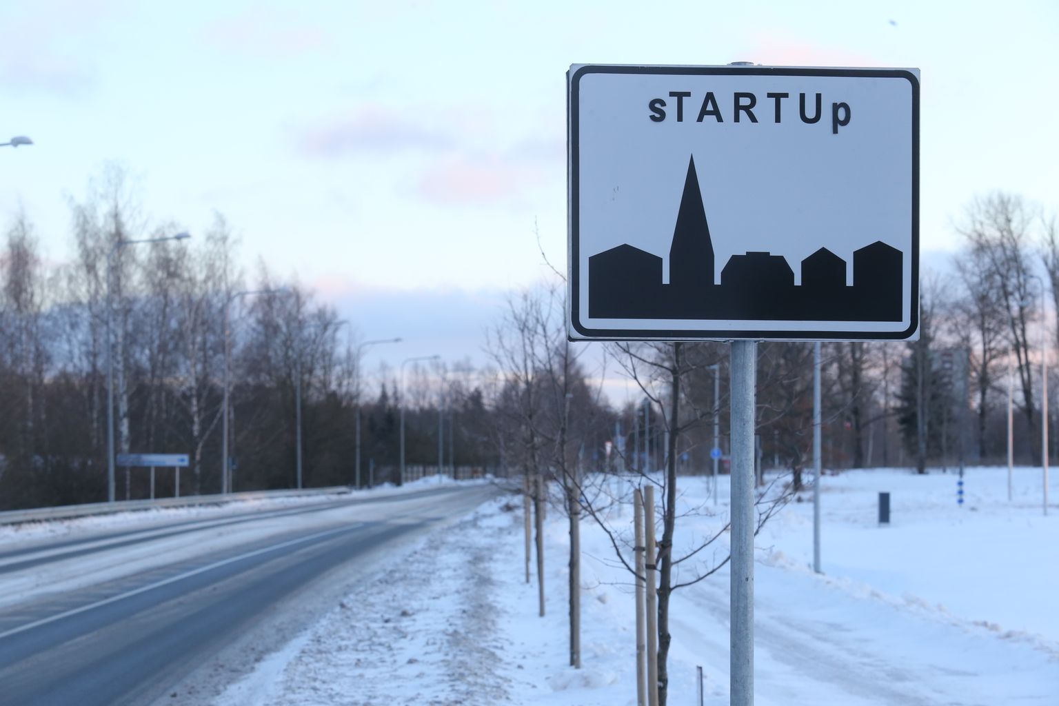 Tartu on ainus linn maailmas, mis sisaldub sõnas sTARTUp. Sildi leiab Tartusse Tallinna poolt tulles, aga juba ka muudestki kohtadest linna piirilt.
