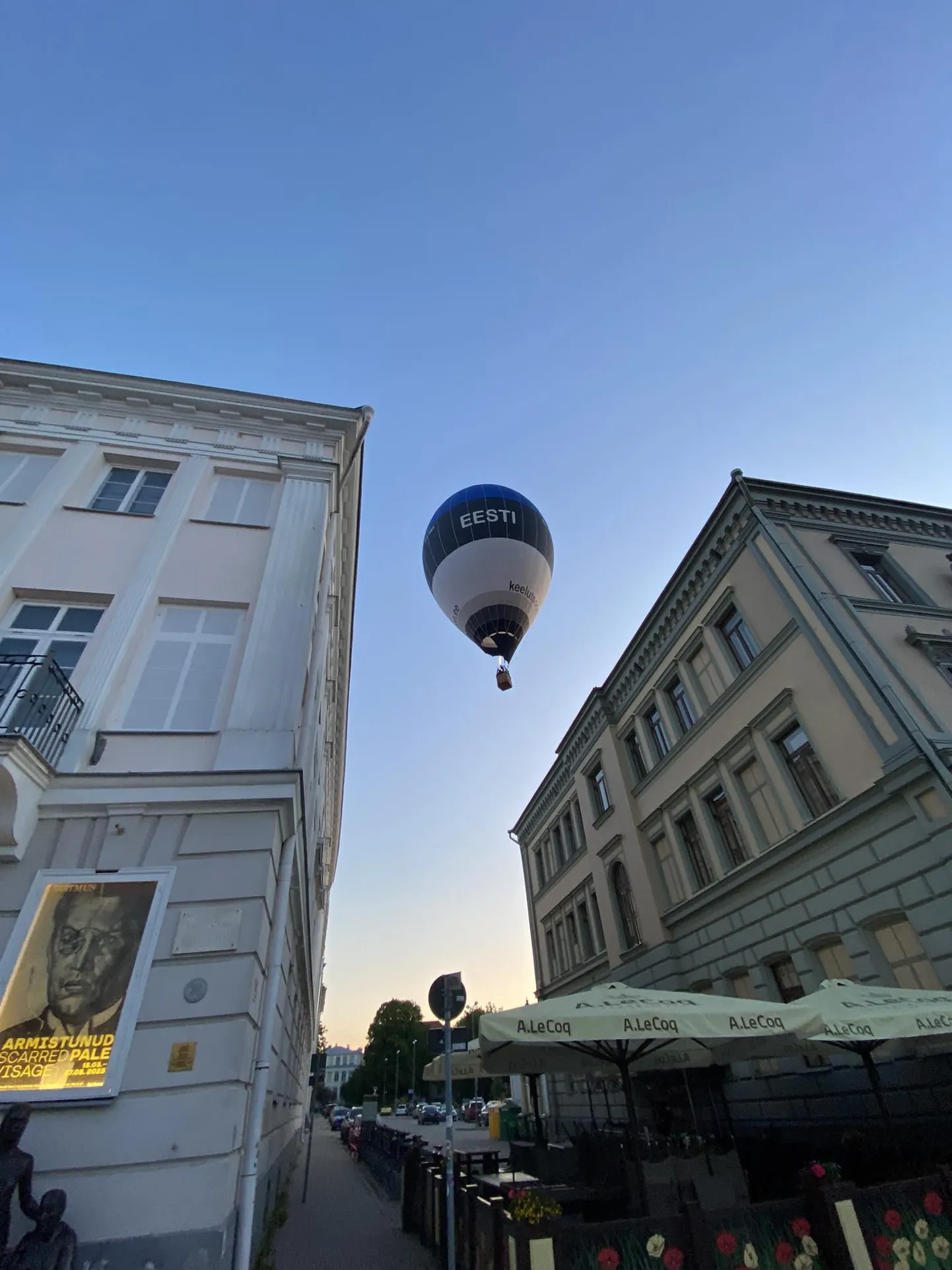 Sinimustvalge kuumaõhupall 11. juuni varahommikul Tartu südalinna majade kohal.
