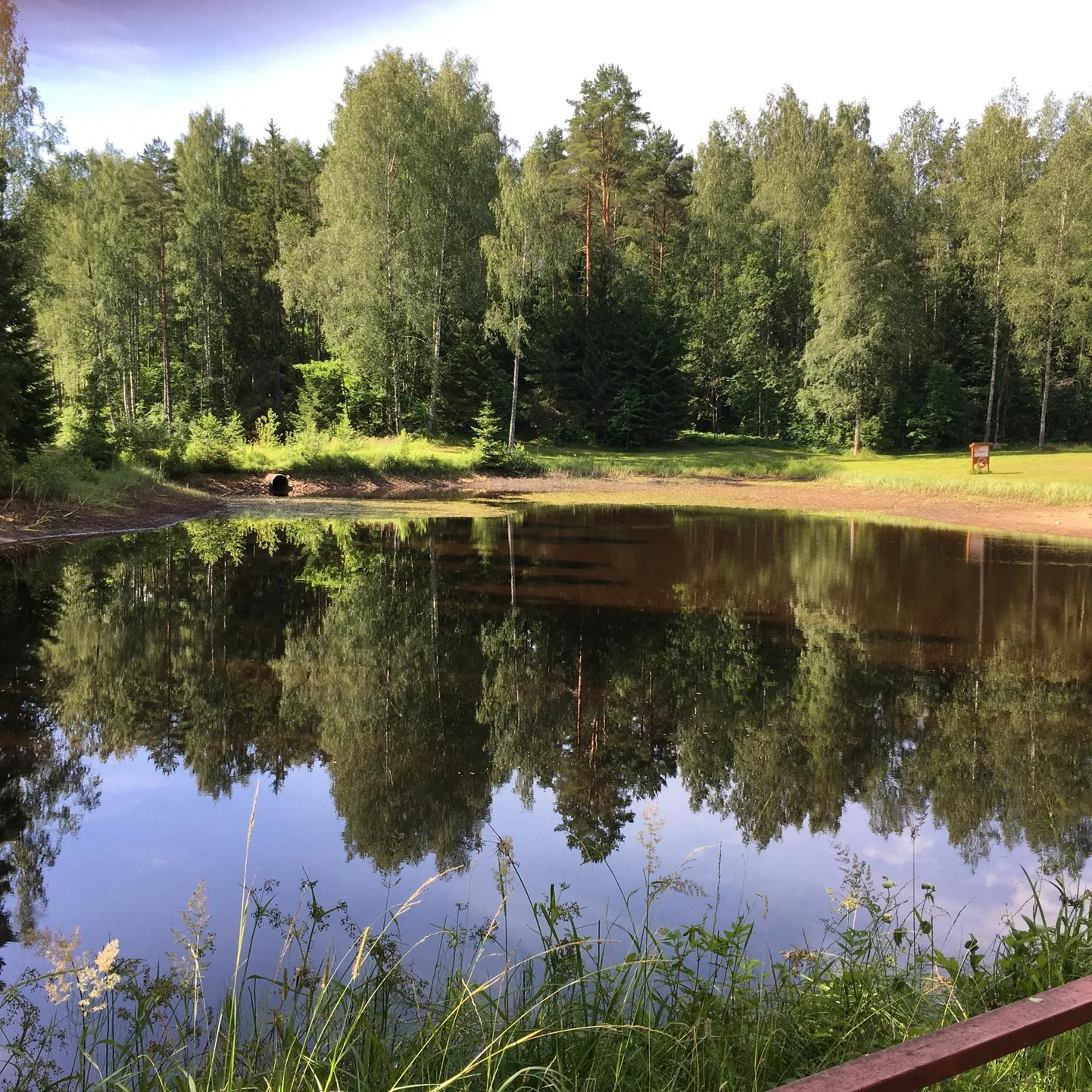 Lavi järve põhi on ujujatele ohtlik.