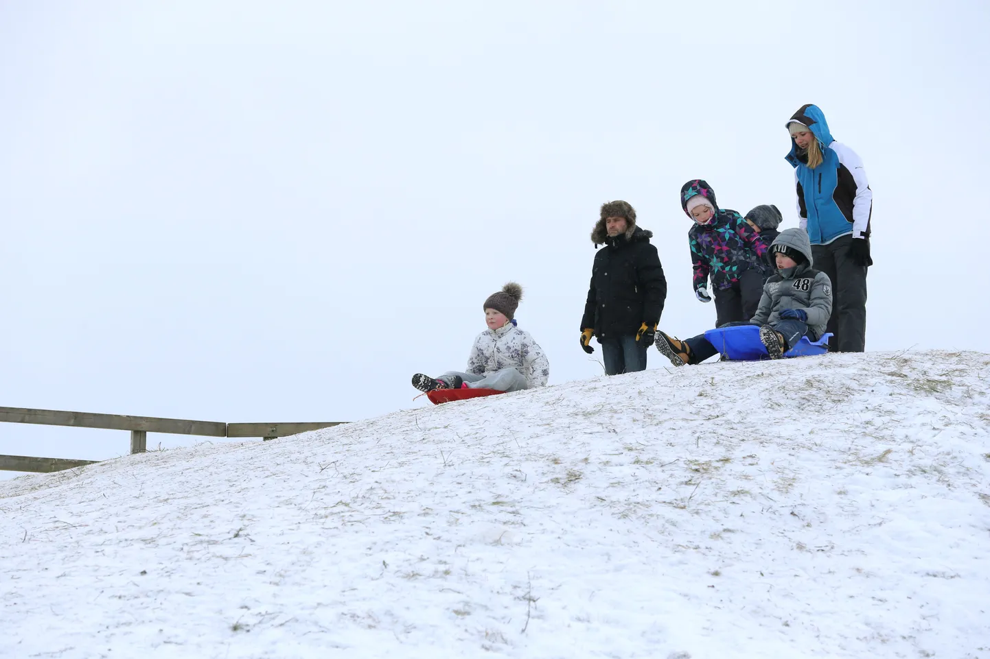 Pildil kelgutajad Tähtvere puhkepargis.