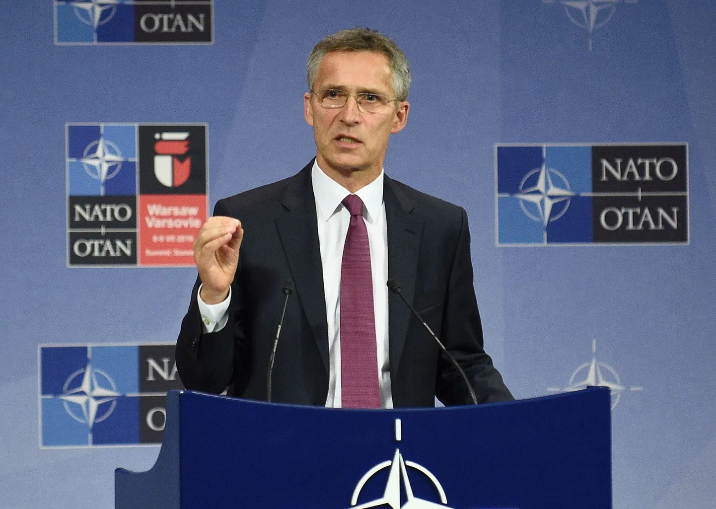 NATO peasekretär Jens Stoltenberg tänasel pressikonverentsil Brüsselis