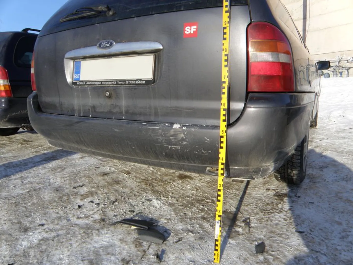 Anne tänava maja juures sõideti otsa Ford Mondeole.