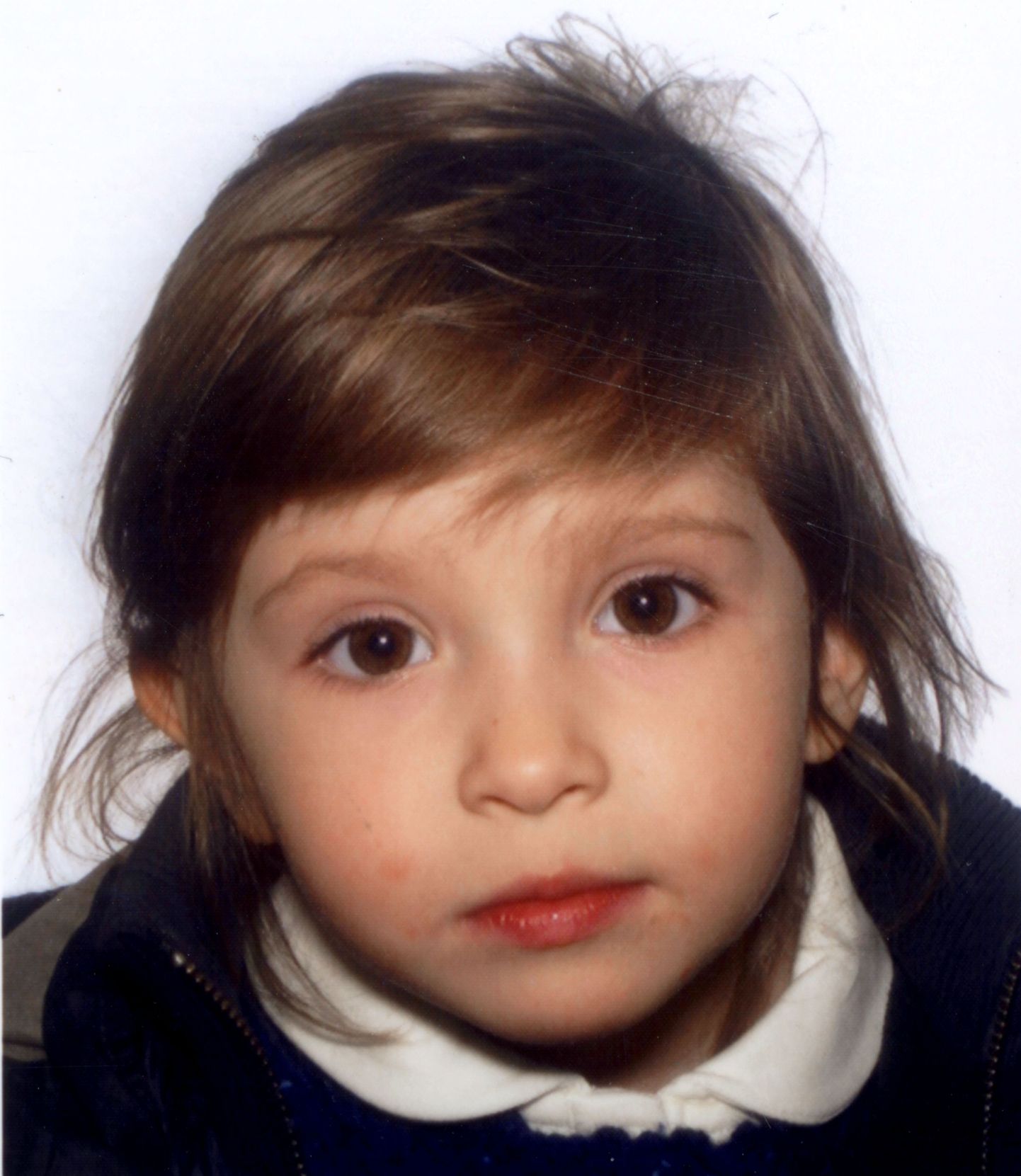 Kolmeaastane Elise André, kelle vanemad on teda juba kolm korda teineteise käest ära röövinud.