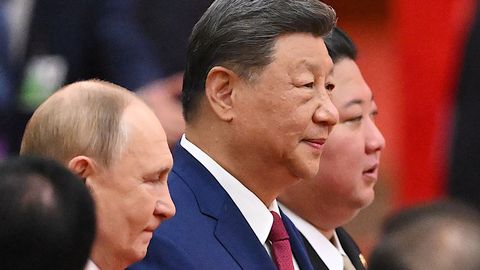 "Tiek veidota jauna globālā kārtība." Kallasa par Sji, Putina un Kima tikšanos