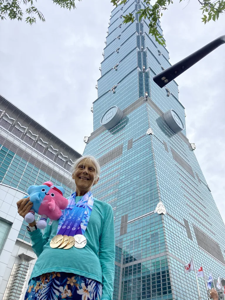 Helgi Kuusk üle poole kilomeetri kõrge torni ees - Taipei 101.