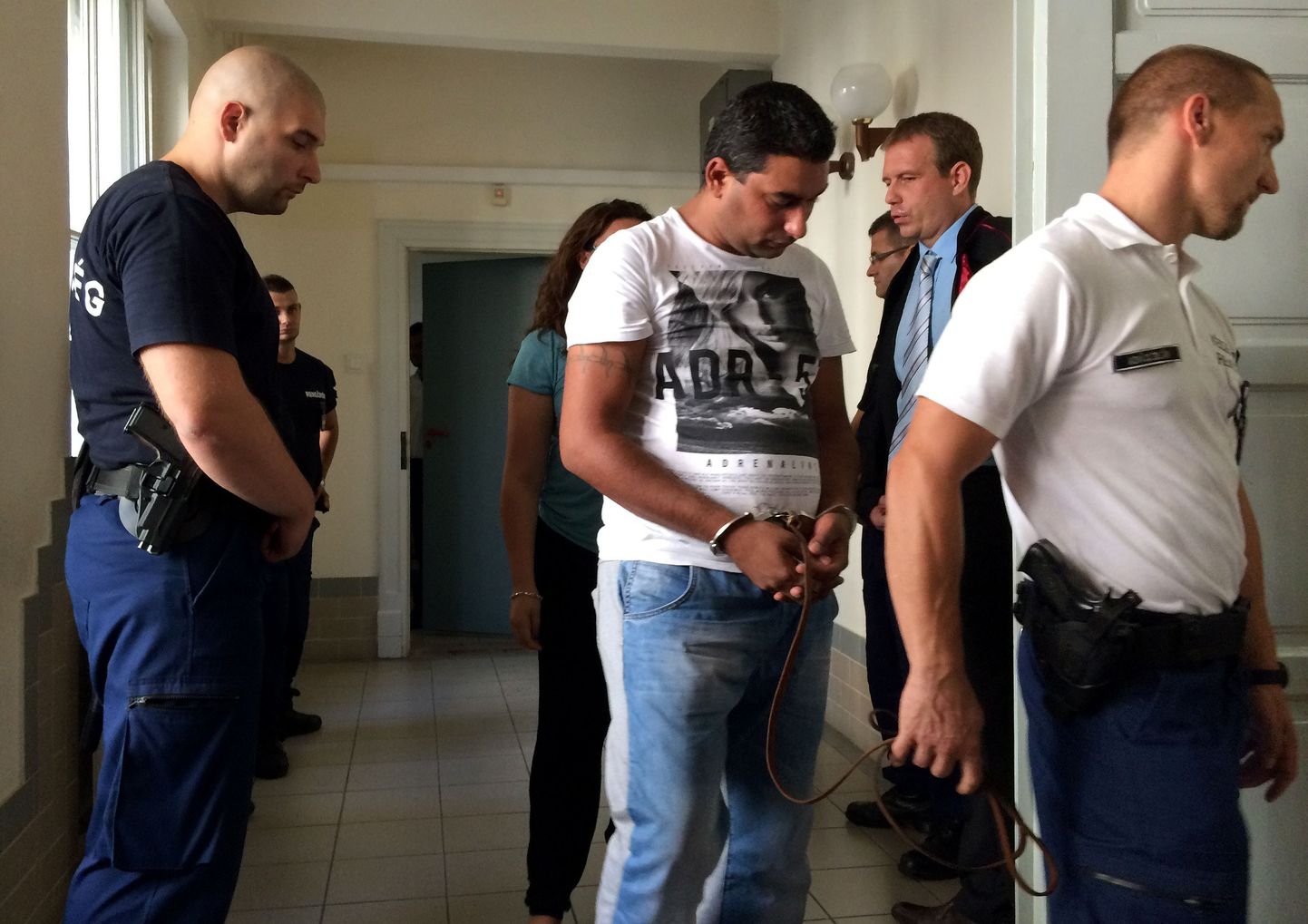 Ungari politsei varem kinnipeetud kahtlusalusega.