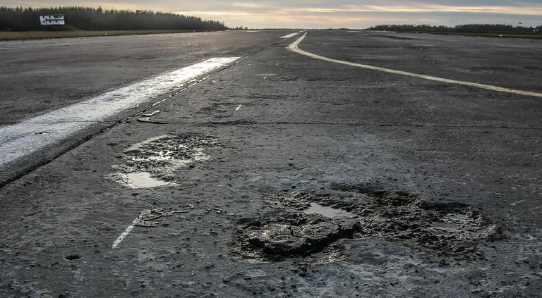 Pärnu lennuvälja maandumisrada oli 2014. aastaks sedavõrd kehvas olukorras, et suuremate lennukite teenindamine lõpetati.