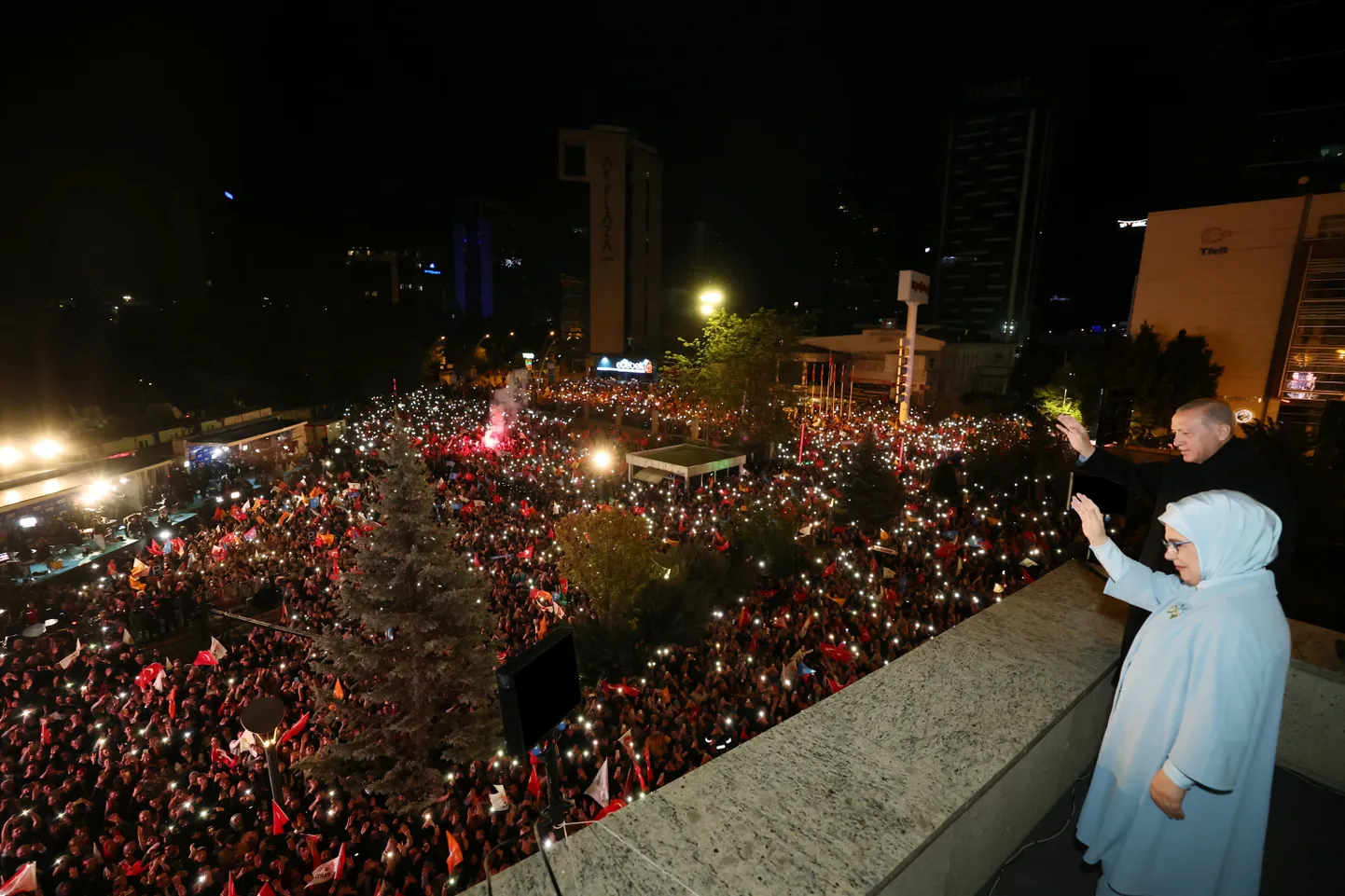 Türgi president Recep Tayyip Erdoğan ööl vastu esmaspäeva toetajatele lehvitamas.