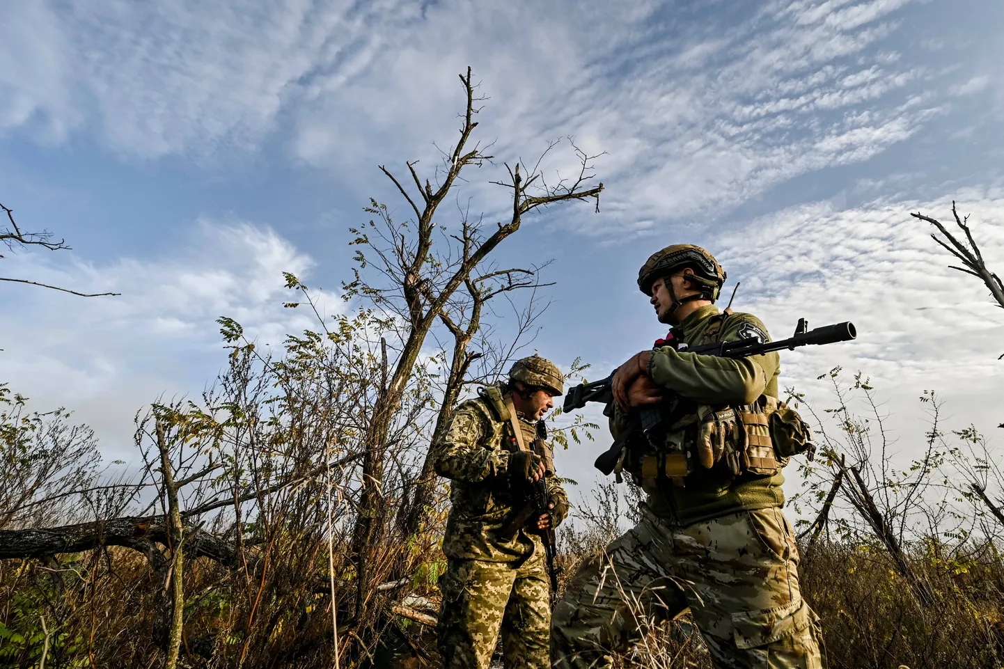 Ukraina sõdurid venelastelt tagasi vallutatud positsioonil. Foto on illustreeriv.