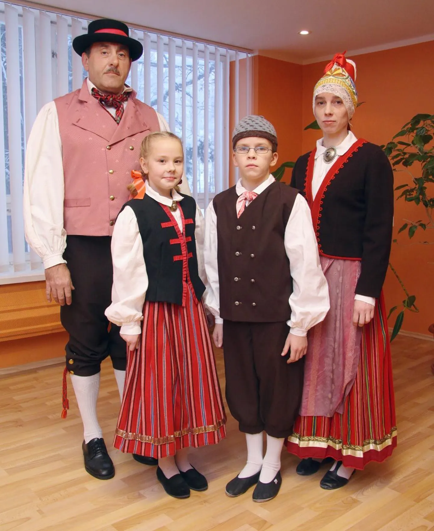Vest Valeri Jurjevi seljas võiks olla vammus, kust varrukad on eemaldatud ainult selleks, et tantsupidudel palav ei hakkaks. Tütarlapse Kadri Kase seelik on pikk, nagu lapsed kandsid, lühikesed "plikaseelikud" on uuema aja mood. Sten Ander Kask kannab rõhutatult pidulikku poisiriietust. Pilvi Kase tanu on tõstamaalikult ilus ja värviküllane, kaunistatud suure ornamendiga. Selliseid võib kohata ka Audrus ja küllap mujalgi, sest ilumeelt jätkus Eesti naistel igasse kihelkonda. Muide, tüdrukud hakkasid juukseid patsi punuma alles 19. sajandil.