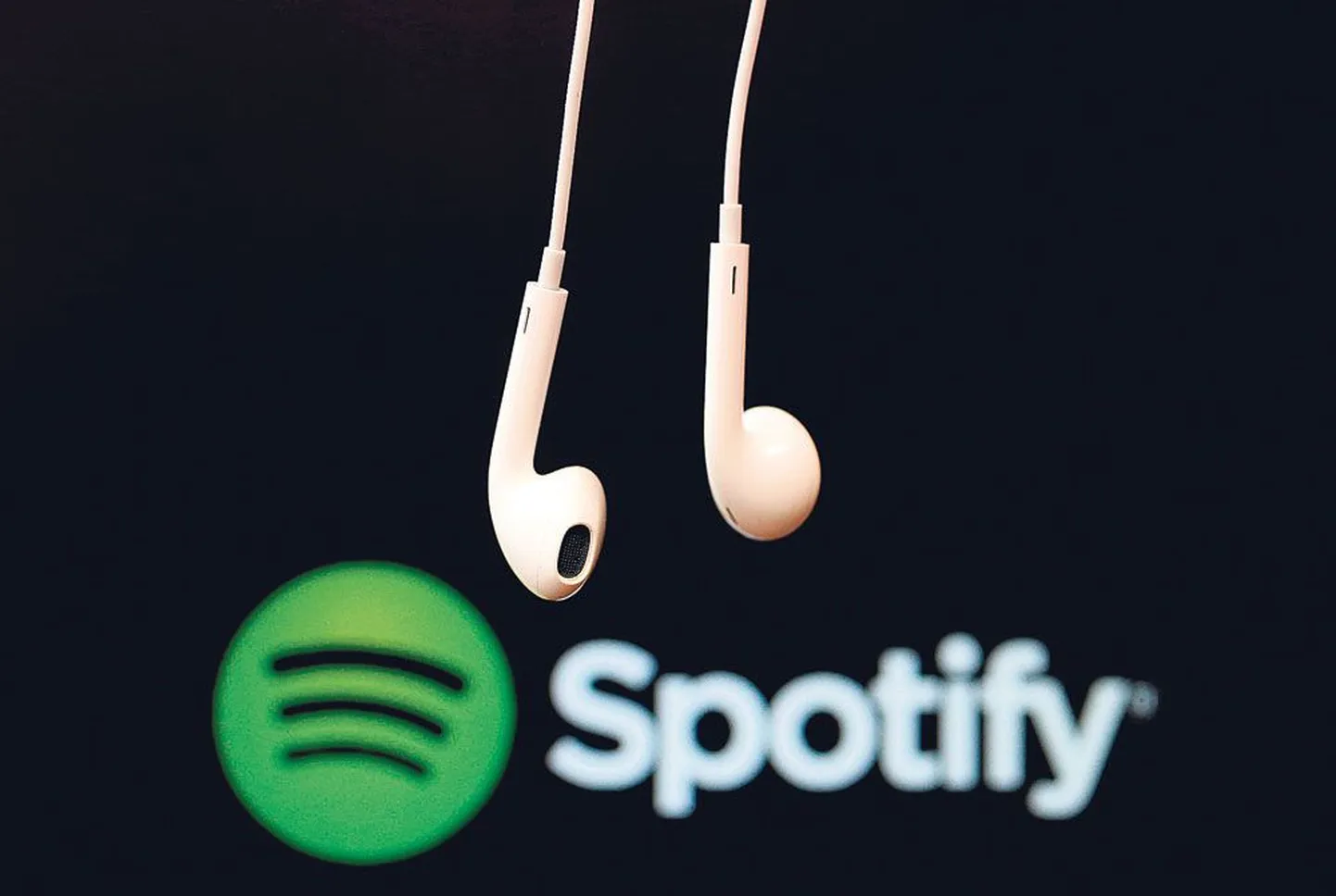 Самый популярный в мире сервис потокового воспроизведения музыки Spotify испытывает серьезное давление со стороны компании Apple.