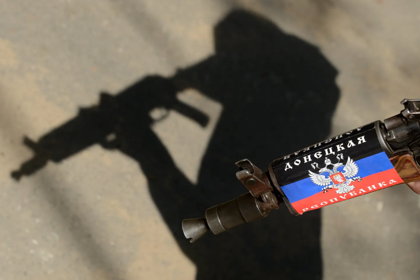 Relvastatud mees olematu riigi ehk Donetski rahvavabariigi lipuga Slovjanskis.
