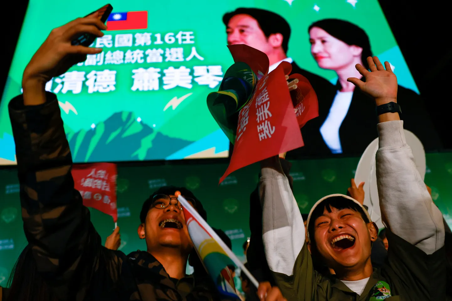 Taivānas Demokrātiskās progresīvās partijas (DPP) atbalstītāji svin Lai Cjindi uzvaru prezidenta vēlēšanās Taipejā, Taivānā, 2024. gada 13. janvārī