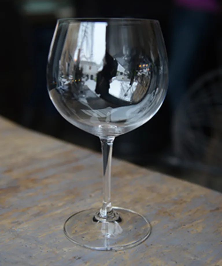 Šī glāze piemērota vecākiem šampaniešiem, kuriem pamatā ir “Chardonnay” vīnogas