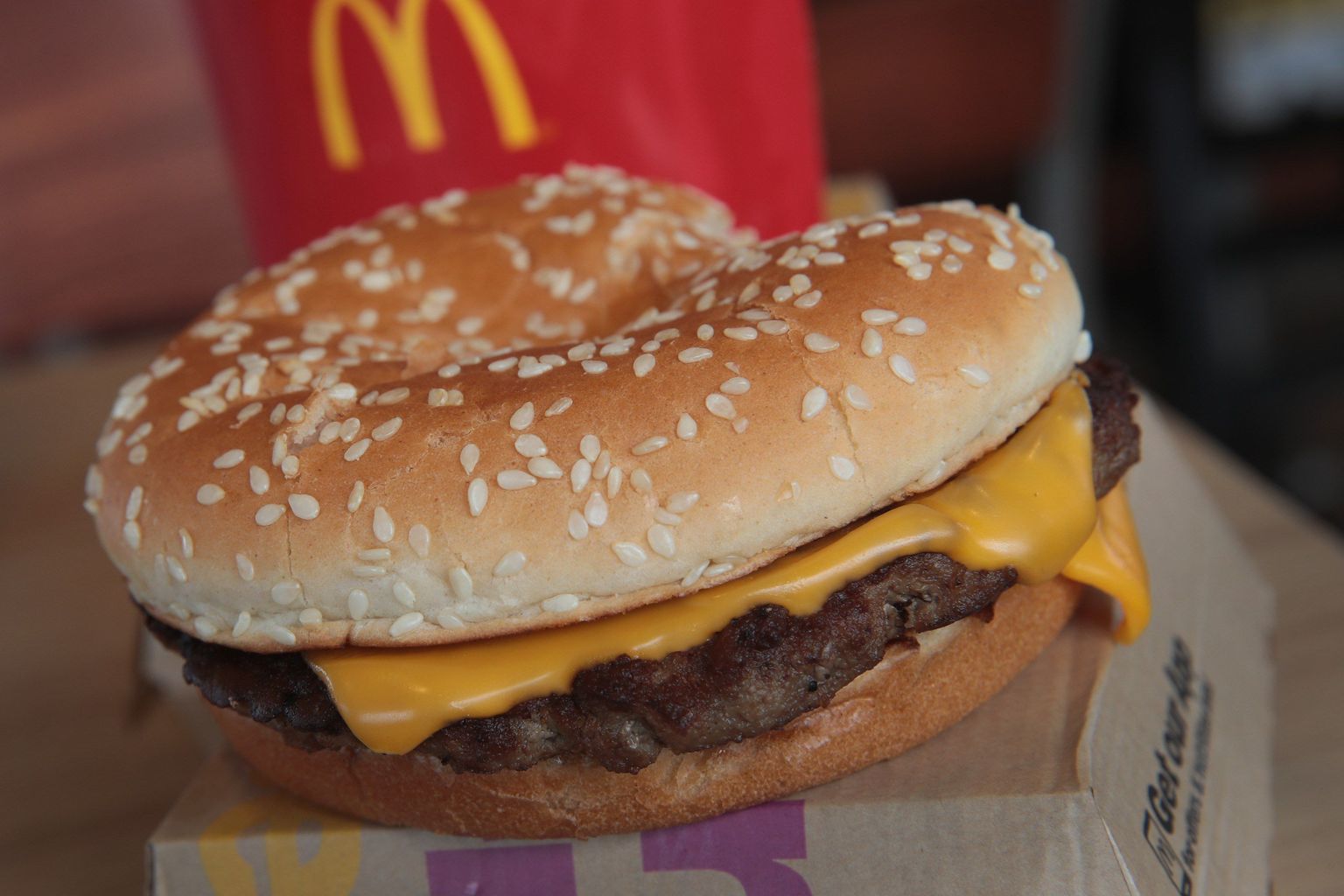 Quarter Pounder hamburgeris, mida Eestis müüakse juustuburgeri nime all, hakkab peagi külmutatud liha asemel olema värske.