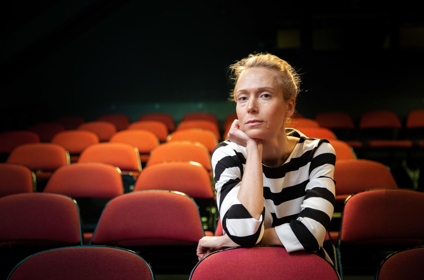 Näitleja ja lavastaja Mari-Liis Lill draamateatris, mõned päevad enne tema lavastatud «Samad sõnad, teine viis» esietendust. FOTO: Madis Veltman