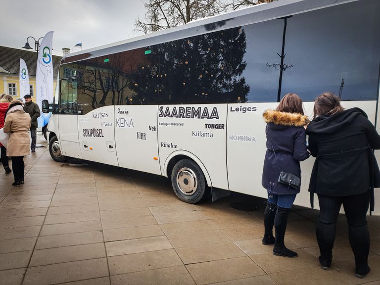 MEELEMUUTUS: Aasta tagasi lubas vald katta uued bussid kihelkondade triibukirjaga. Tänavu vahetult enne busside liinile tulekut otsustati aga minna ebatraditsioonilist teed.