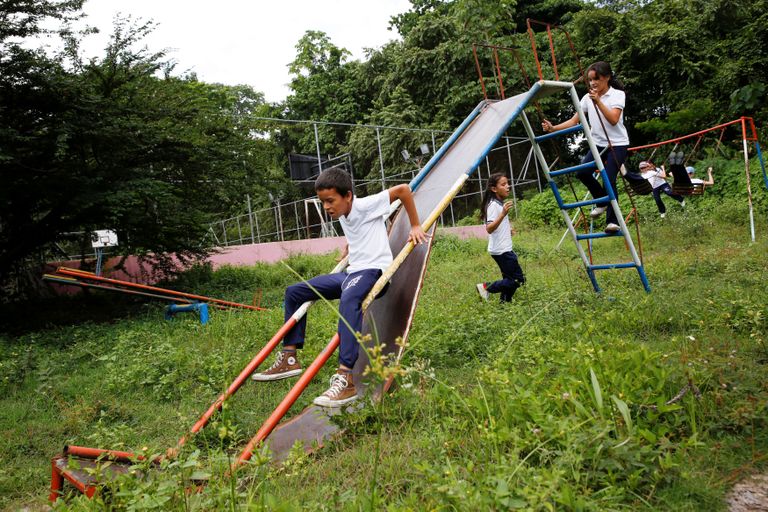 Venezuela. Lapsed mängimas kooliaia pargis. 