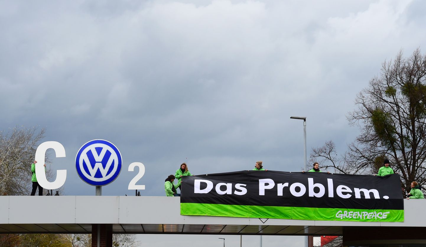 Greenpeace aktivistide protest Volkswageni Wolfsburgi tehase sissekäigu juures.
