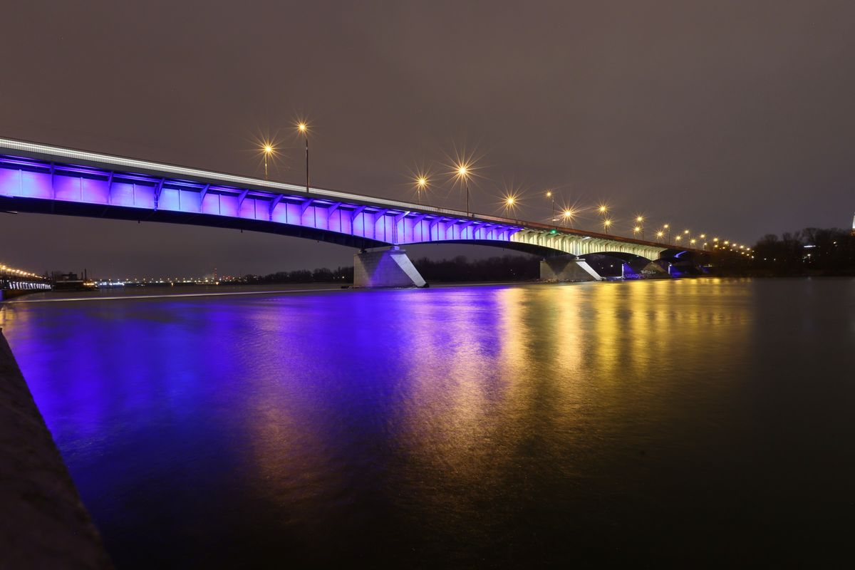 Шленско-Домбровский мост в Варшаве освещен цветами украинского государственного флага (3 марта 2022 года)