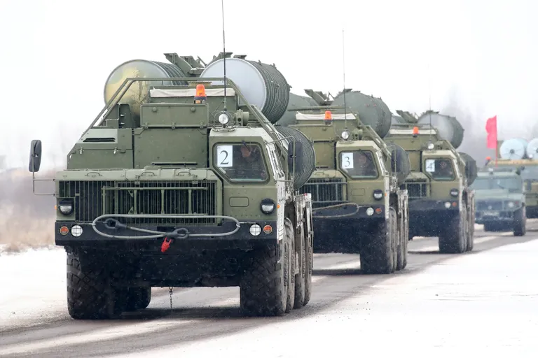 S-400 Triumf õhutõrjekompleksid 19. märtsil 2021 Peterburi lähistel.